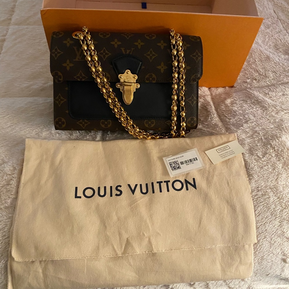 Louis Vuitton victoire bag